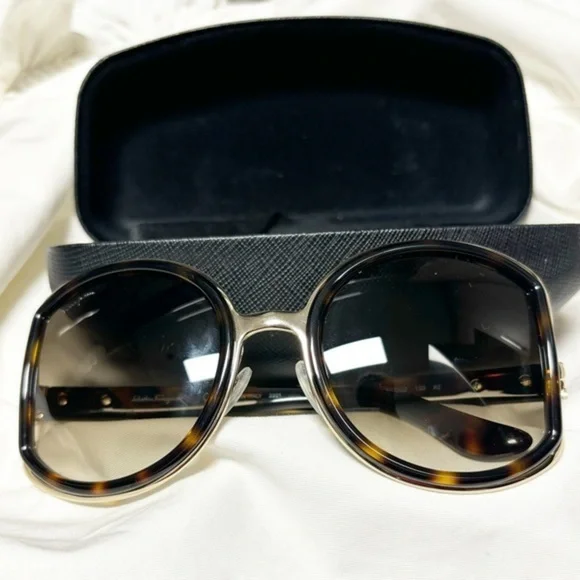 Salvadore Ferragamo tortoise These stylish sunglasses Oversized - Picture 8 of 8